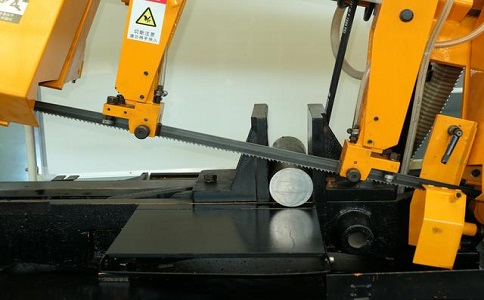 开平数控带锯床自动送料精度会出现偏差吗？