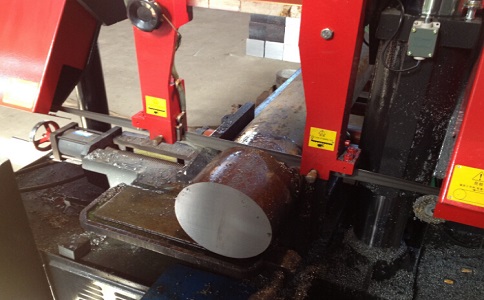 开平卧式带锯床加工时出现明显振荡如何排查？